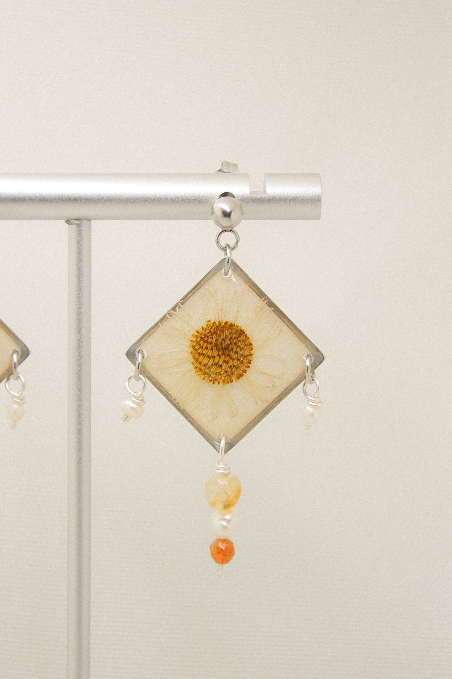 Daisy & Pearl earrings