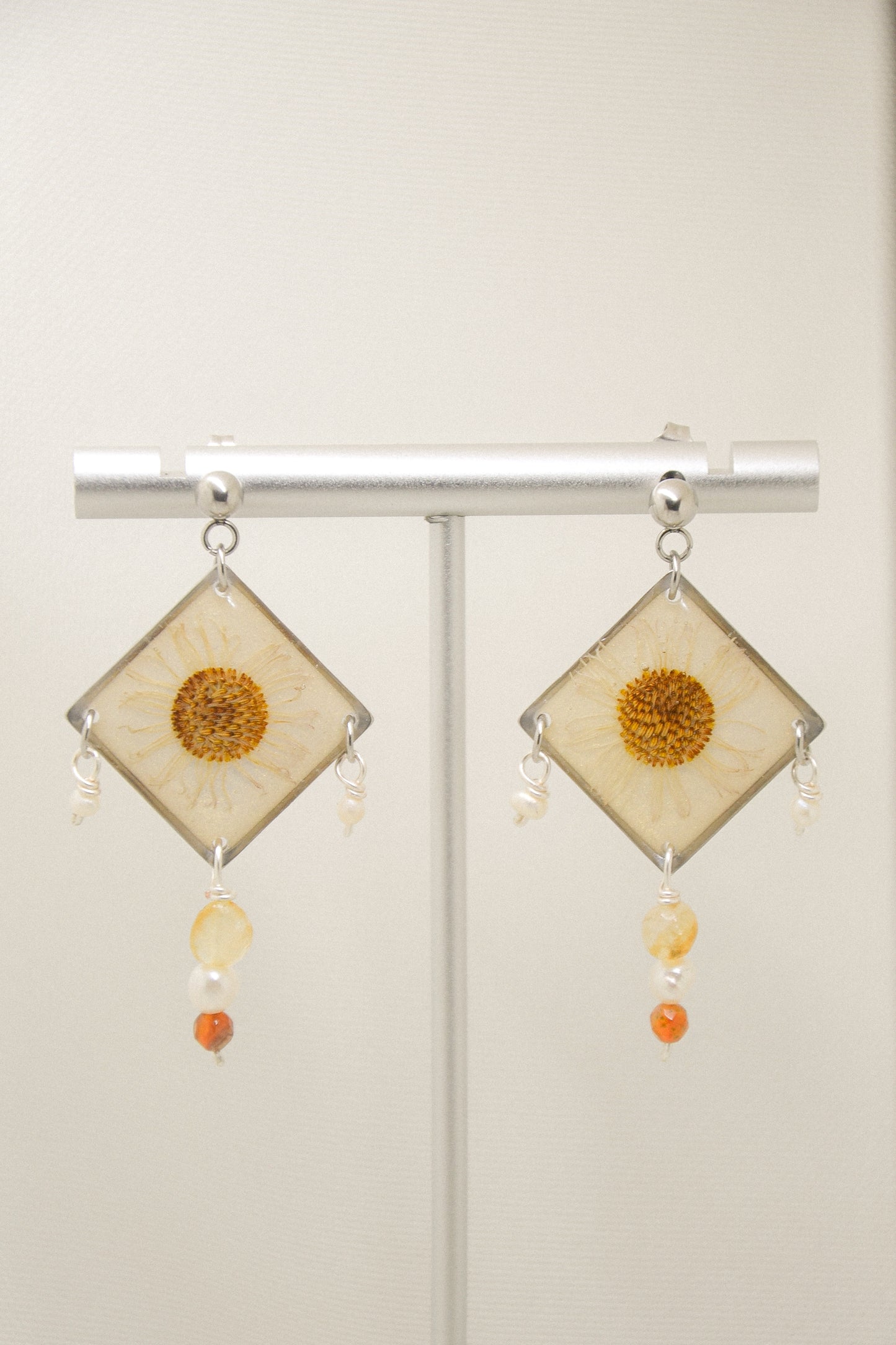 Daisy & Pearl earrings